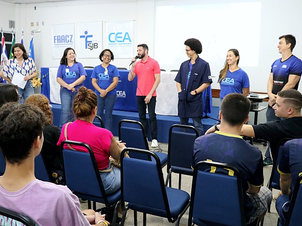 CEA realiza encontro com pais e familiares de alunos do 9º Ano sobre transição para o Ensino Médio