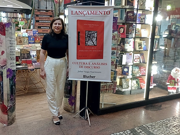 Prof.ª Adriana Recla Sarcinelli prestigia o lançamento do livro Cultura e Análises de Discurso, onde contribui como autora de um dos capítulos.