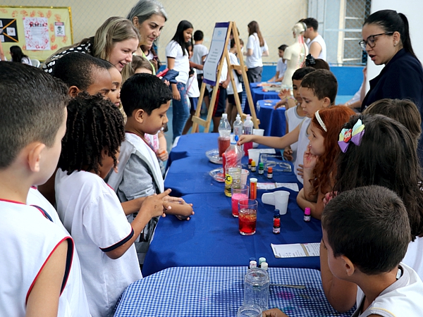 Feira de Tecnologia, Ciências e Inovação de 2024 no Centro Educacional de Aracruz estimula protagonismo e criatividade dos alunos