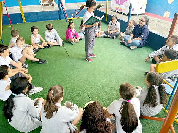 Iniciativa da professora Bruna Barbosa desperta o interesse pela leitura e já mostra resultados positivos. Fotos: Divulgação.