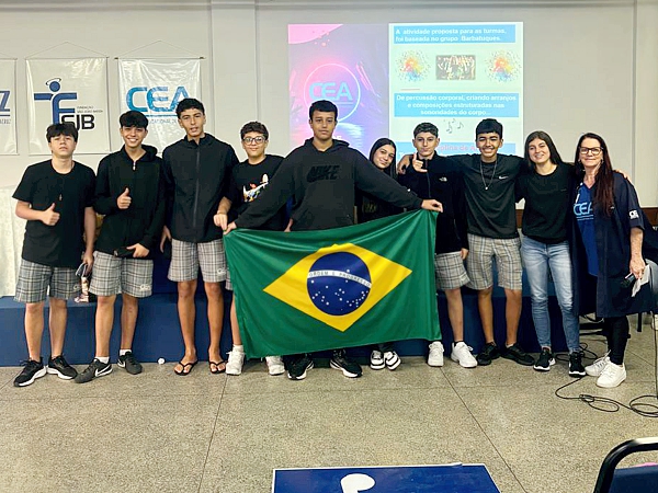 Proposta da prof.ª Dulcinéia Ruy integrou corpo, voz e objetos do cotidiano para explorar a expressividade artística dos alunos. Fotos: Divulgação