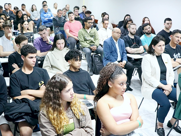 Alunos do Ensino Médio do CEA, engenheiros e acadêmicos participam de debate sobre os futuros desafios e possibilidades na Engenharia. Fotos: Alessandro Bitti.