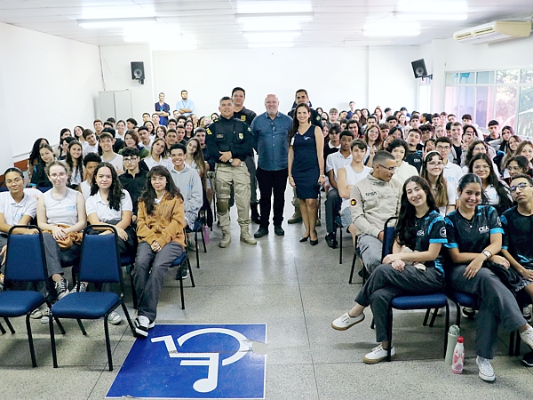 Inspetores da PRF, autoridades locais e jovens dialogaram sobre segurança viária, cidadania e oportunidades profissionais. Fotos: Alessandro Bitti.