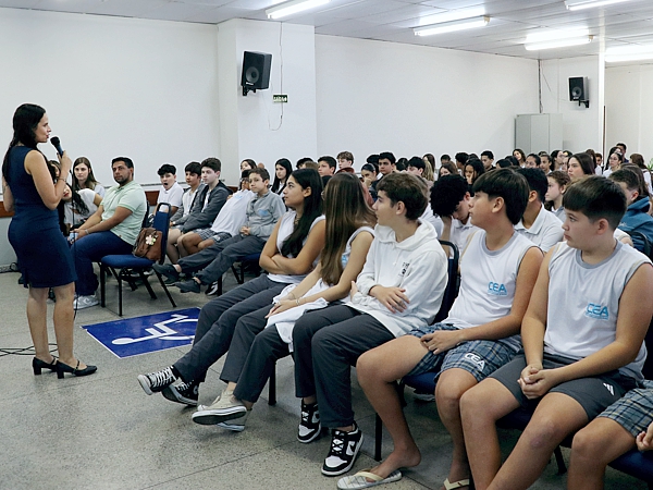 Estudantes do CEA participam de bate-papo sobre bullying com universitários da FAACZ