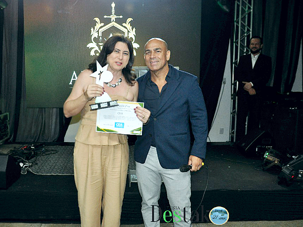 CEA é homenageado por sua trajetória educacional na Festa Cliente Destak 2025