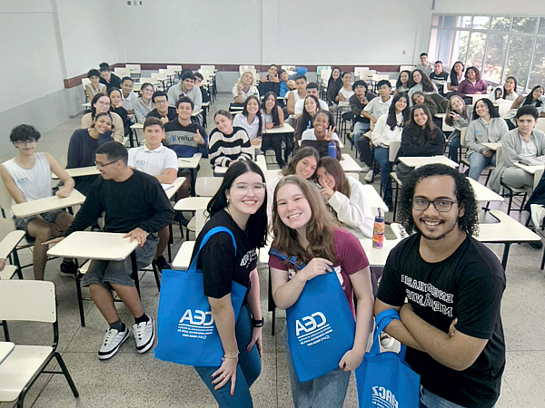 Ex-alunos do CEA compartilham experiências e esclarecem dúvidas sobre Sisu, ProUni e Fies com estudantes do Ensino Médio