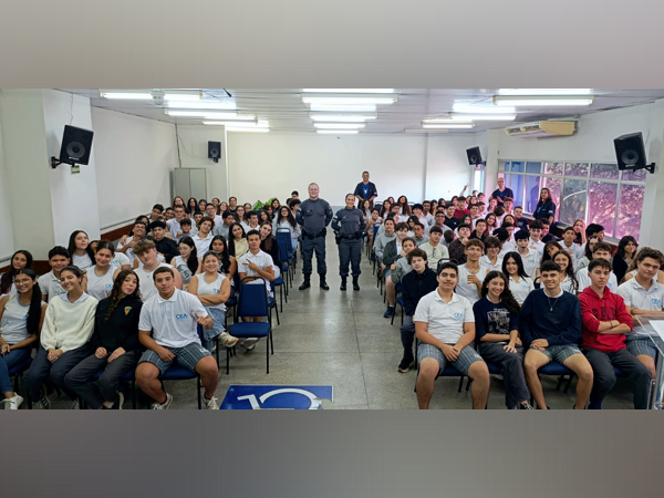 CEA promove palestra de conscientização sobre os riscos do cigarro eletrônico com apoio da Polícia Militar