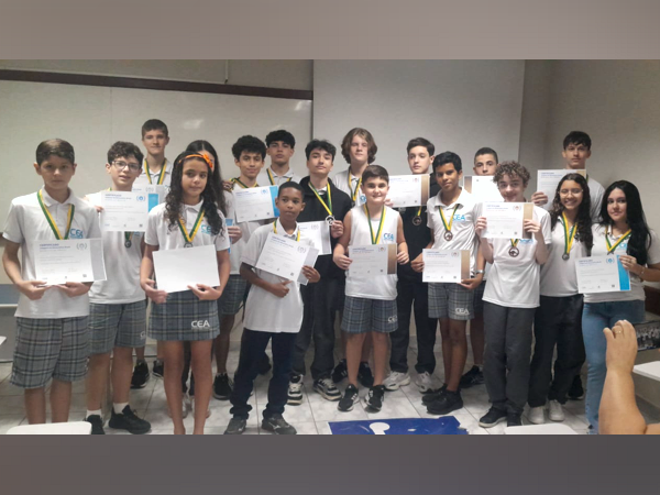 CEA homenageia estudantes premiados no Concurso Canguru de Matemática 2026