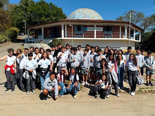 Estudantes do CEA vivenciam experiência imersiva sobre Astronomia em visita ao Planetário da UFES