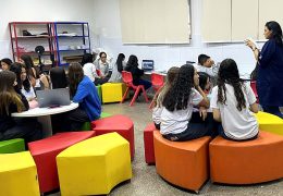 Alunos do CEA durante a aula de "Tecnologia e Inovação", fruto de uma parceria com a Tecnolokid. Fotos: Divulgação