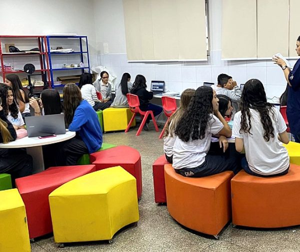 Alunos do CEA durante a aula de "Tecnologia e Inovação", fruto de uma parceria com a Tecnolokid. Fotos: Divulgação