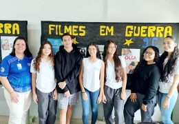 Prof.ª Fernanda e a equipe de alunos do 9º Ano "C" vencedores da edição 2024 do Festival de Cinema. Fotos: Divulgação.