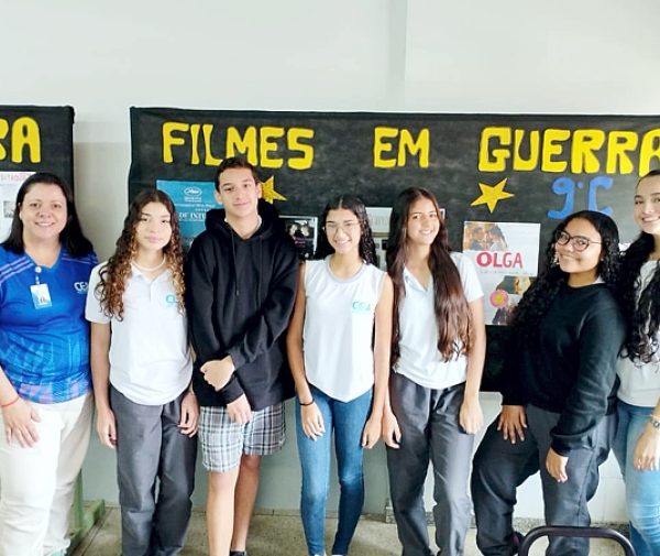 Prof.ª Fernanda e a equipe de alunos do 9º Ano "C" vencedores da edição 2024 do Festival de Cinema. Fotos: Divulgação.