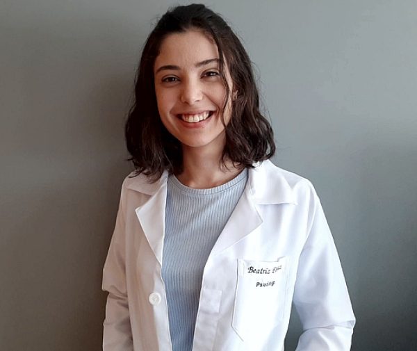 Beatriz Petry é ex-aluna do CEA e começa em março a residência em Psicologia. Foto: Arquivo Pessoal.