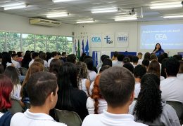 Alunos da 1ª e 2ª Série do Ensino Médio conversam sobre itinerários formativos. Foros: Alessandro Bitti