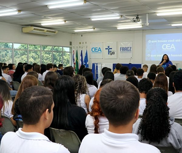 Alunos da 1ª e 2ª Série do Ensino Médio conversam sobre itinerários formativos. Foros: Alessandro Bitti