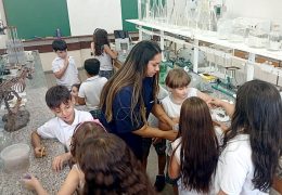 Estudantes do 3º Ano aprendem, na prática, como funciona a filtragem da água. Fotos: Divulgação.