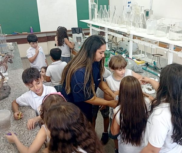 Estudantes do 3º Ano aprendem, na prática, como funciona a filtragem da água. Fotos: Divulgação.
