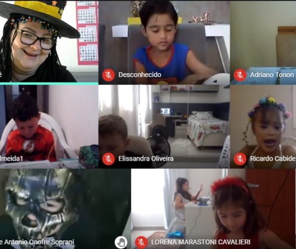 Professora Rita e alunos do 1º Ano do Ensino Fundamental fantasiados. Foto: Divulgação