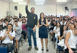 Evento com o delegado Leandro Sperandio integra o projeto “Me Preparando para Boas Escolhas”, orientando alunos do Ensino Médio. Fotos: Divulgação.