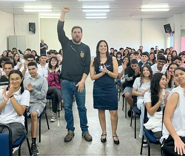 Evento com o delegado Leandro Sperandio integra o projeto “Me Preparando para Boas Escolhas”, orientando alunos do Ensino Médio. Fotos: Divulgação.