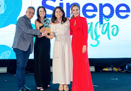 Momento da premiação! Nossos representantes do CEA e da FSJB, prof. Mériton Soares, prof.ª Marisa Lopes e prof.ª Adriana Recla, recebem o prêmio do Sinepe/ES.