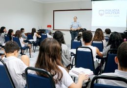 Evento contou com a participação da Polícia Militar para conscientizar alunos sobre disciplina, bullying e consequências legais de condutas inadequadas. Fotos: Alessandro Bitti.