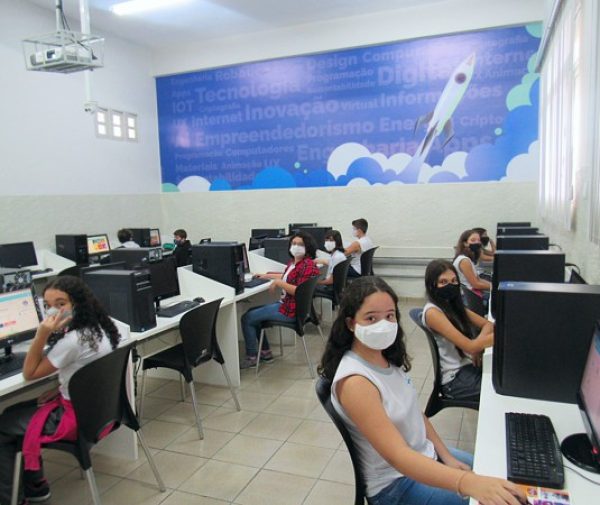 Estudantes durante as aulas de Tecnologia e Inovação. Foto: Divulgação
