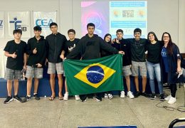 Proposta da prof.ª Dulcinéia Ruy integrou corpo, voz e objetos do cotidiano para explorar a expressividade artística dos alunos. Fotos: Divulgação