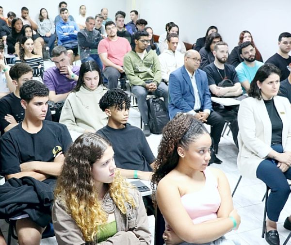 Alunos do Ensino Médio do CEA, engenheiros e acadêmicos participam de debate sobre os futuros desafios e possibilidades na Engenharia. Fotos: Alessandro Bitti.