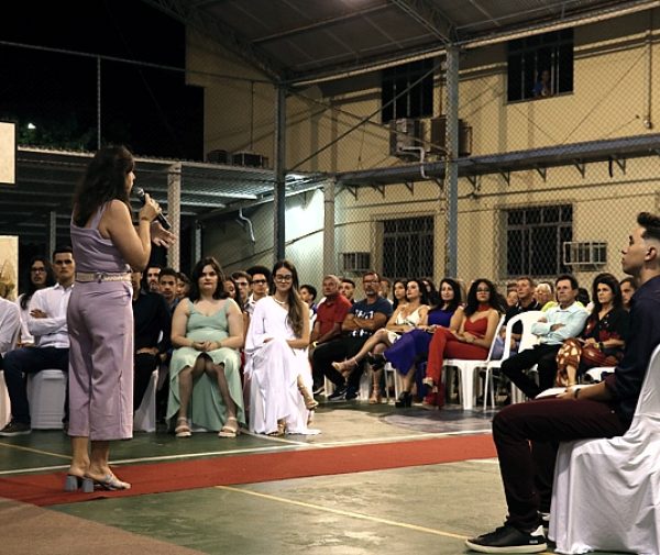 Diretora escolar do CEA durante a cerimônia de formatura do Ensino Médio. Fotos: Ariel Cerri.