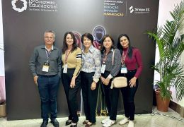 Mériton Soares, Marisa Rocha, Celi Cabral, Adriana Recla e Rafaela de Souza representam a FSJB no congresso do Sinepe-ES. Fotos: Divulgação.