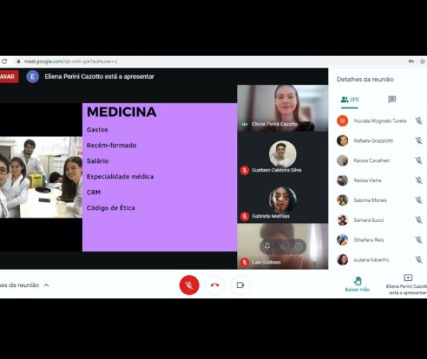 Estudante de Medicina conversa com alunos do Ensino Médio sobre o curso e sua grade curricular. Foto: Divulgação