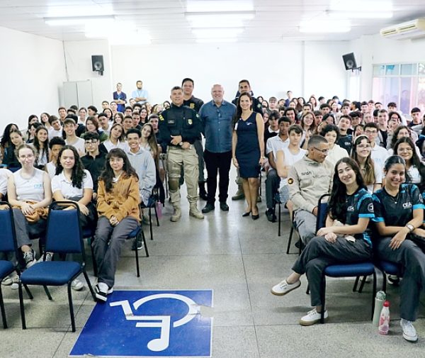 Inspetores da PRF, autoridades locais e jovens dialogaram sobre segurança viária, cidadania e oportunidades profissionais. Fotos: Alessandro Bitti.